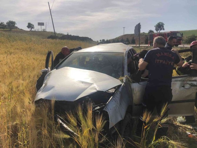 Kontrolden Çıkan Otomobil Mesafe Levhasına Çarpıp Tarlaya Uçtu: 2 Yaralı