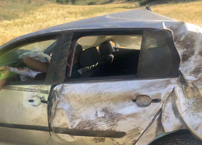 Kontrolden Çıkan Otomobil Mesafe Levhasına Çarpıp Tarlaya Uçtu: 2 Yaralı