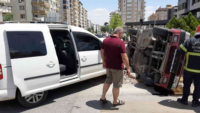 Nizip’te Araçlar Çarpıştı: 2 Yaralı