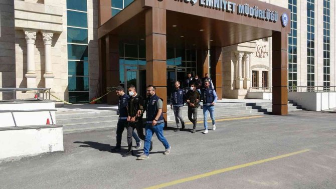 Göçmen Kaçakçılığından Gözaltına Alınan 2 Kişi Tutuklandı