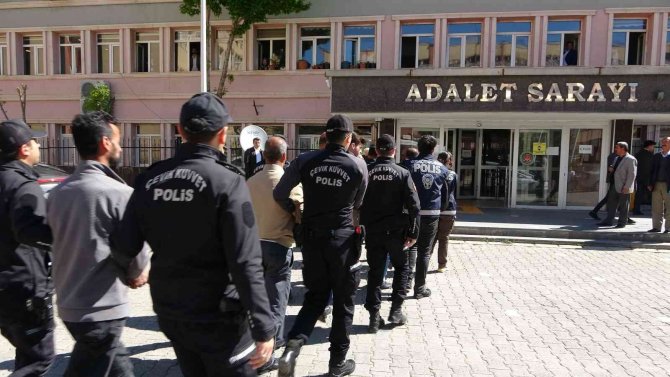 Göçmen Kaçakçılığından Gözaltına Alınan 2 Kişi Tutuklandı