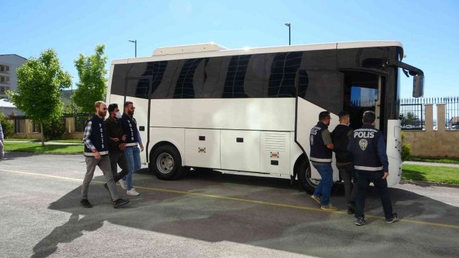 Göçmen Kaçakçılığından Gözaltına Alınan 2 Kişi Tutuklandı