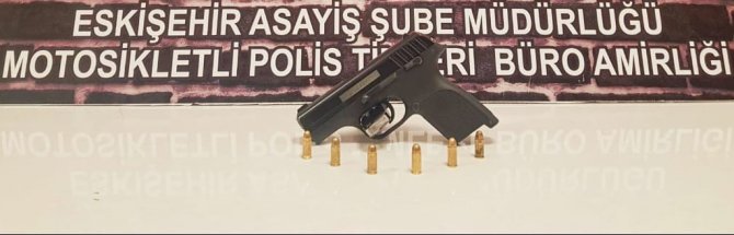 Polis Denetiminde 2 Kişinin Üzerinde Silah Ele Geçirildi