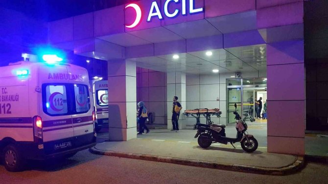 Kontrolden Çıkan Motosiklet Kaldırımda Yürüyen Gence Çarptı: 2 Ölü