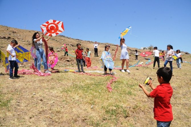 Cizre’de Minik Öğrencilerin Uçurtma Keyfi