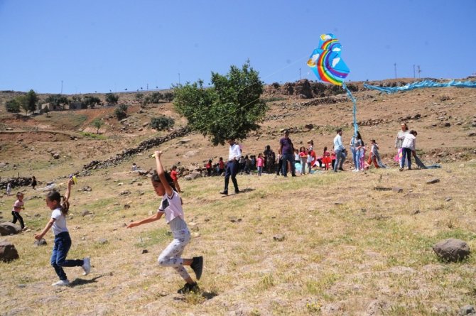 Cizre’de Minik Öğrencilerin Uçurtma Keyfi
