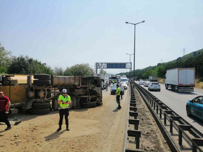 Tem’de Bariyerlere Çarpan Hafriyat Yüklü Kamyon Devrildi