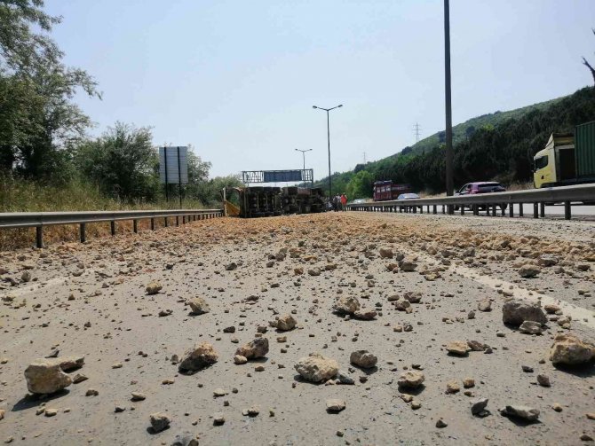 Tem’de Bariyerlere Çarpan Hafriyat Yüklü Kamyon Devrildi