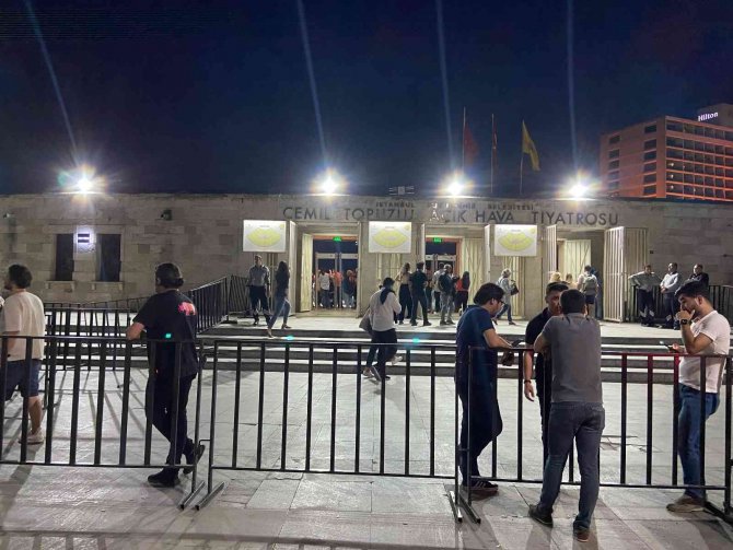 Öcalan Posteri Önünde Konser Veren Aynur Doğan, İ̇bb Organizasyonunda Sahne Aldı