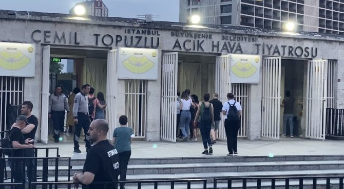 Öcalan Posteri Önünde Konser Veren Aynur Doğan, İ̇bb Organizasyonunda Sahne Aldı