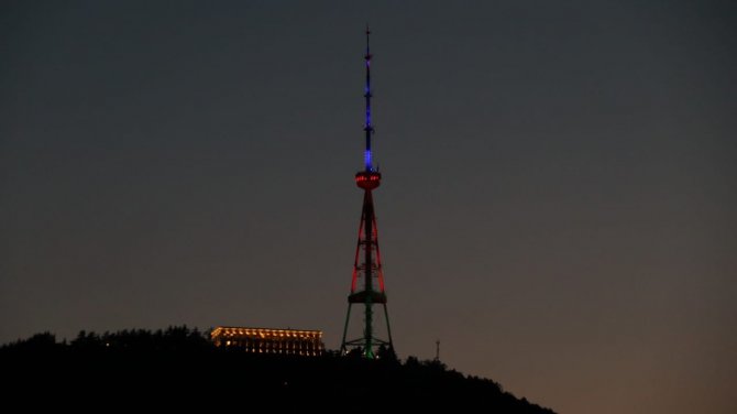 Tiflis’te Televizyon Kulesi Azerbaycan Bayrağının Renkleriyle Aydınlatıldı