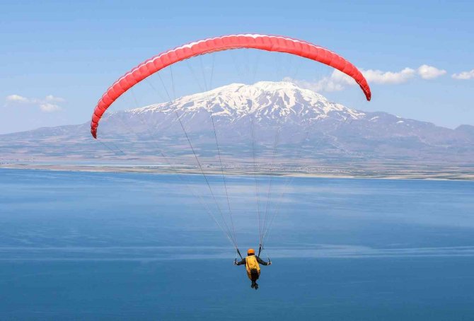 Türkiye Yamaç Paraşütü Şampiyonası, Van Gölü Sahillerinde Başladı