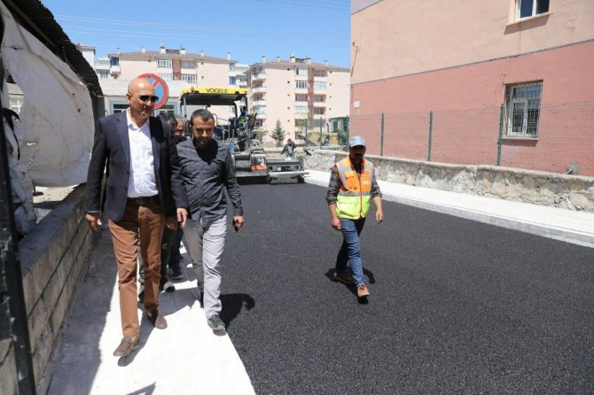 İ̇pekyolu’nda Sezonun İlk Asfaltı Döküldü