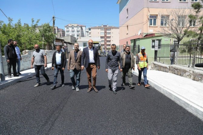 İ̇pekyolu’nda Sezonun İlk Asfaltı Döküldü