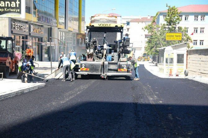 İ̇pekyolu’nda Sezonun İlk Asfaltı Döküldü