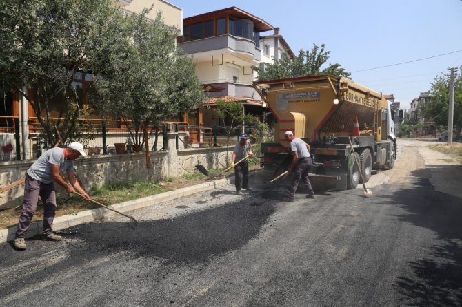 Burhaniye’de Bozulan Yollar Asfaltlanıyor