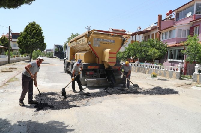 Burhaniye’de Bozulan Yollar Asfaltlanıyor