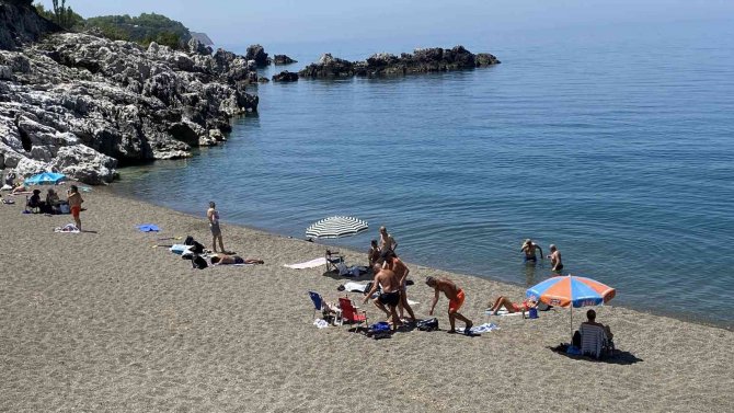 Deniz Sezonunu Erken Açtılar, Yüzlerce Vatandaş Plaja Akın Etti