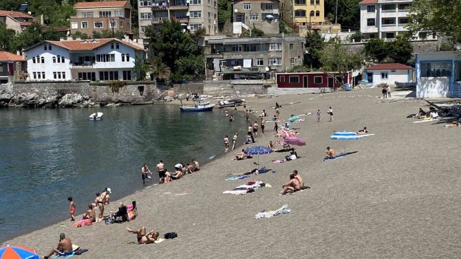Deniz Sezonunu Erken Açtılar, Yüzlerce Vatandaş Plaja Akın Etti