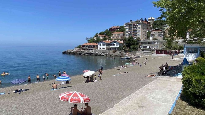 Deniz Sezonunu Erken Açtılar, Yüzlerce Vatandaş Plaja Akın Etti