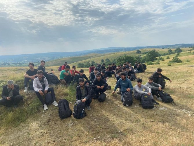Kırklareli’nde 32 Kaçak Göçmen Ormanda Saklanırken Bulundu: 1 Gözaltı