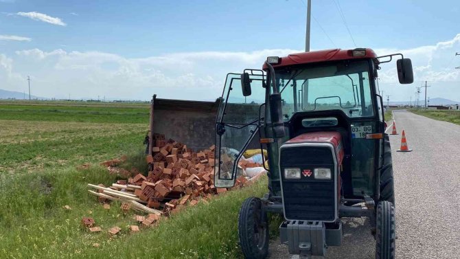 Tuğla Yüklü Traktörün Bağlantı Demiri Koptu