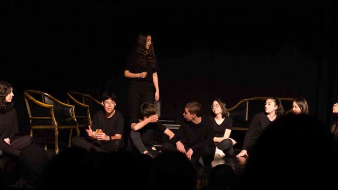 Liseli Öğrencilerden Anlamlı Tiyatro Gösterisi