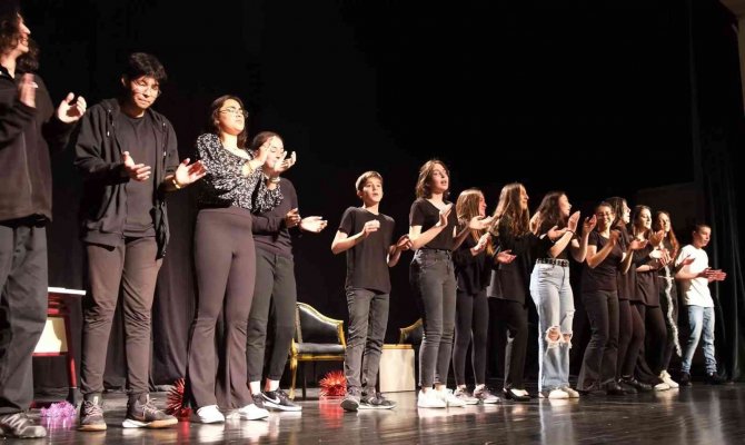 Liseli Öğrencilerden Anlamlı Tiyatro Gösterisi