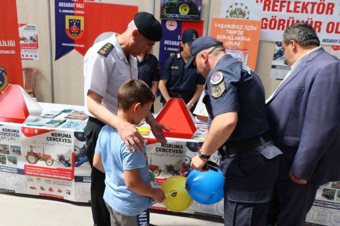 Jandarma Komutanı Fuarda Çocuklara Kitap Dağıtıp Jandarmayı Anlattı