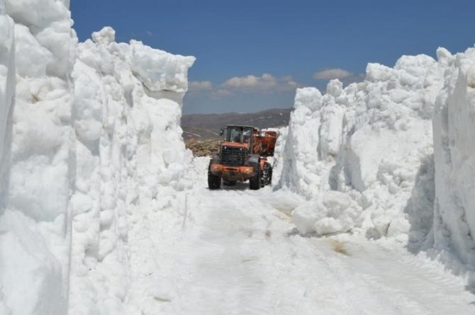 Antalya’da Termometre 30 Dereceyi Gösterdi, Vatandaş Sahilde Yer Bulmakta Zorlandı