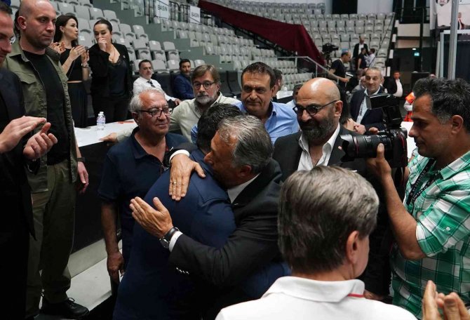 Beşiktaş’ta Ahmet Nur Çebi Yeniden Başkan