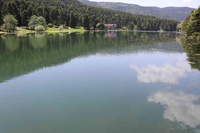 Tatilciler Sıcak Havada Gölcük Tabiat Parkı’na Akın Etti