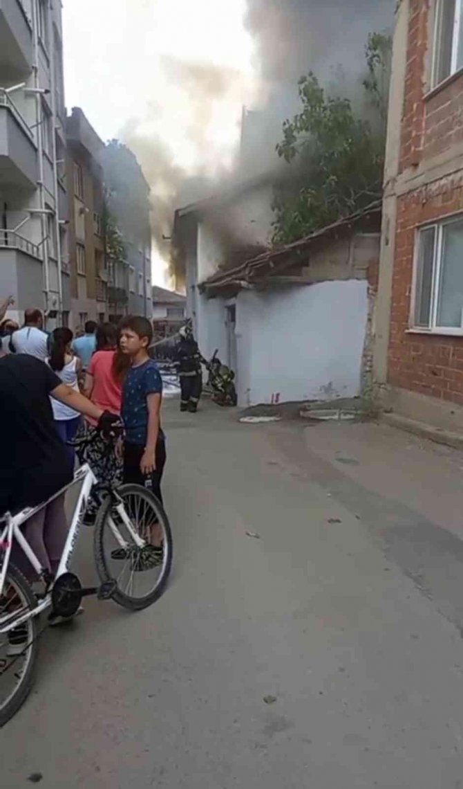 Bursa’da Mutfakta Çıkan Yangın Evi Kullanılamaz Hale Getirdi