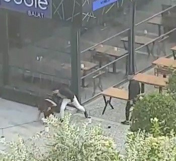 Bursa‘da Alkollü Genç, Kız Arkadaşını Sokak Ortasında Darp Etti