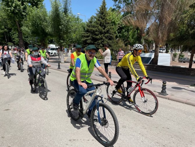 Onlarca Bisikletli İklim Değişikliğine Dikkat Çekmek İçin Pedalladı