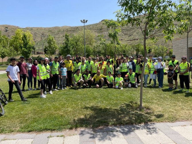 Onlarca Bisikletli İklim Değişikliğine Dikkat Çekmek İçin Pedalladı