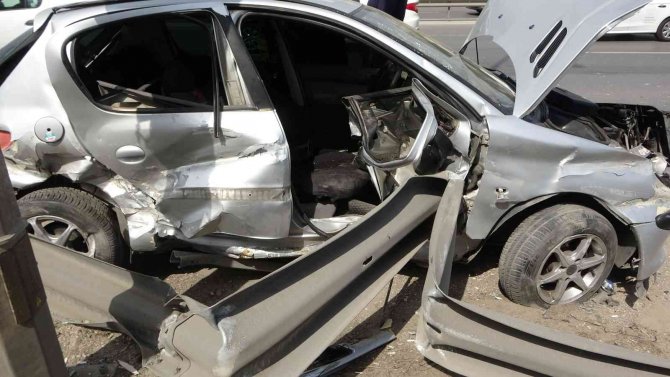 Pendik’te Makas Atan Sürücü Demir Bariyerlere Girdi: 2 Yaralı