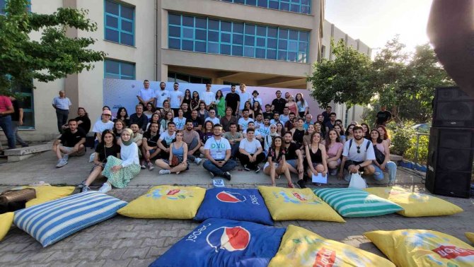 Hande Yener Söyledi, Deü’lü Gençler Doyasıya Eğlendi