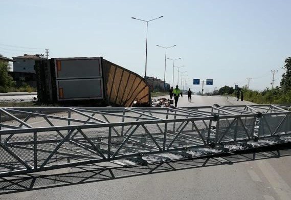 Amasya’da Kargo Malzemesi Taşıyan Tır Devrildi: 2 Yaralı