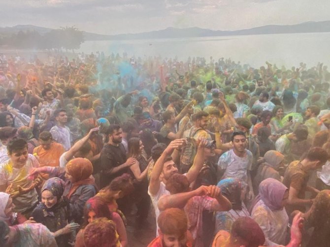 Elazığ’daki ‘Color Fest’ Renkli Görüntüler Oluşturdu