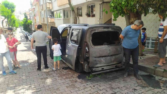 Bahçelievler’de Hafif Ticari Araç Alev Alev Yandı