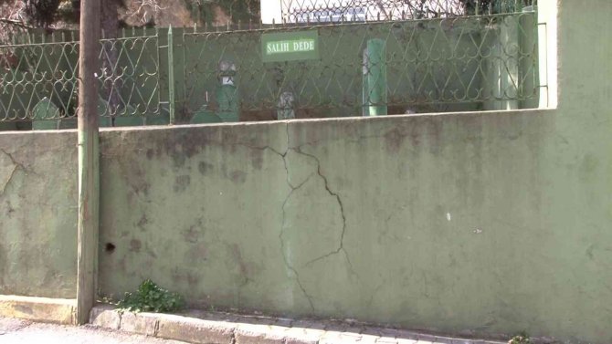 İ̇stanbul’un Fethine Katılan Salih Dede’nin Kabri Harabeye Döndü