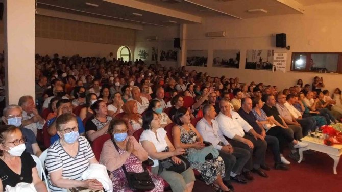 Burhaniye’de Türkülerle Yaza Merhaba Konserine Büyük İlgi