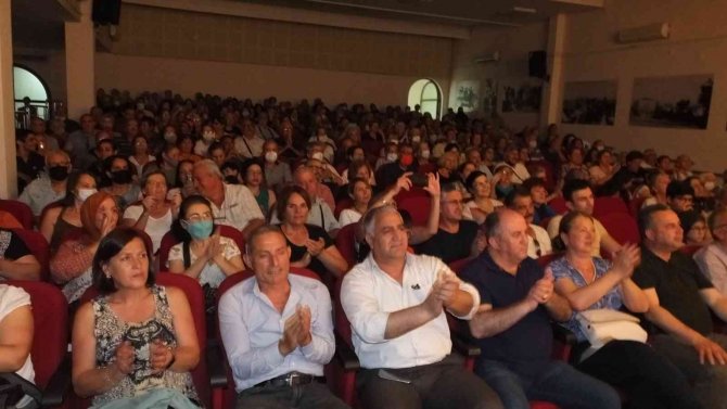 Burhaniye’de Türkülerle Yaza Merhaba Konserine Büyük İlgi