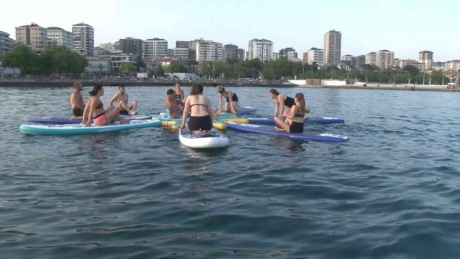 Dalgalar Eşliğinde Zorlu Yoga Keyfi