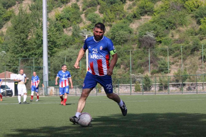 17 Sene Formasını Terlettiği Takıma Jübile Maçı İle Veda Etti
