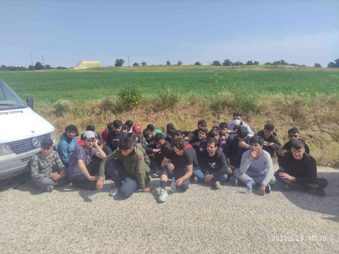 Kırklareli’nde 32 Kaçak Göçmen Ormanda Saklanırken Bulundu: 1 Gözaltı
