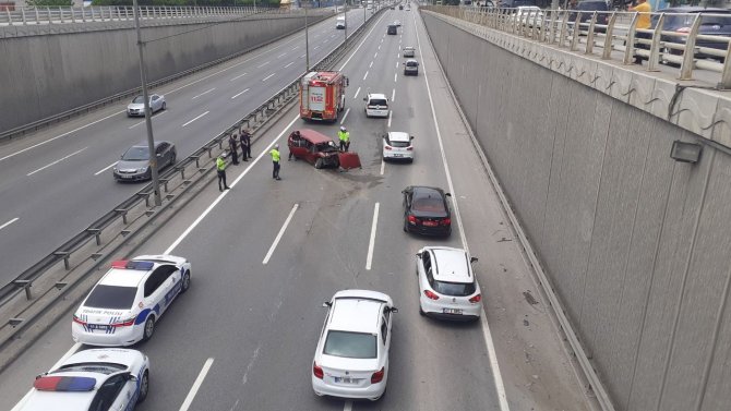 Bariyerlere Çarpan Otomobil Hurdaya Döndü, Sıkışan Yaralıları İtfaiye Ekipleri Çıkardı