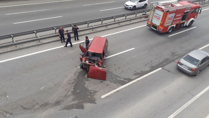 Bariyerlere Çarpan Otomobil Hurdaya Döndü, Sıkışan Yaralıları İtfaiye Ekipleri Çıkardı