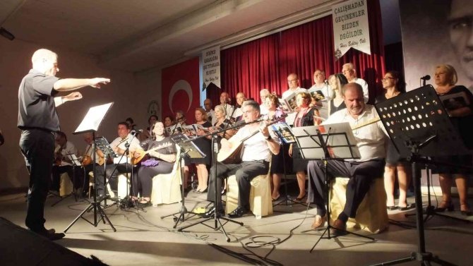 Burhaniye’de Türkülerle Yaza Merhaba Konserine Büyük İlgi